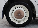 ホイールは車のデザインにマッチした専用タイプです。
