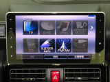 9型ナビゲーション付きです。パノラマカメラも付いて、ぐるり視界広がる安心感。左右の見えない路地から出る時もフロントカメラで見ることが出来るので交通事故防止に役立ちます。