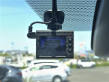 【ドライブレコーダー】映像・音声などの運転中の記録を残します。事故などを起こした起こされた時の証拠になりえますので、もしも時でも安心ですね。