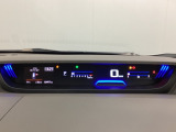 デジタル表示のスピードメーターとタコメーターを大きく配した見やすいメーター部になっています。左側のインフォメーション画面でオドメーターや燃費などの情報を確認できます。