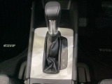 「e:HEV」搭載車です。日常シーンのほとんどをモーターで走行し、高速クルージングなどモーターよりもエンジンの方が効率が良い領域はエンジンで走行、あらゆる領域で優れた燃費走行を実現します。