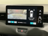 リバースギアに入れるだけで後方の表示へ切り替わります。夜間や雨の日の駐車も楽になりますよ。