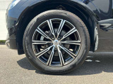 北欧流のラグジュアリーを体現したXC60。伝統的なスカンジナビアン・デザインを継承しながら、躍動感にあふれ優雅な雰囲気を身にまとう、新しい潮流を具現化したスタイリングです。