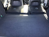 後部のシートを倒すとこんなに広々空間が!大きなお荷物を乗せる時でも心配ありません!
