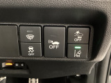 衝突の危険がある時に警告してくれる衝突軽減ブレーキ。車線を外れそうな時に警告し、ステアリング制御してくれる路外逸脱制御機能搭載!