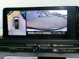 リバースにシフトするとまるで上空から見下ろしているような感じにインテリジェントルームミラーに映し出します