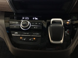 インパネシフトだから視線の移動も少なく足元もスッキリ。運転席もゆったりしているのでゆとりを持ってドライブできますね。