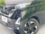 【LEDヘッドライト】悪天候や夜間走行時も良好な視界を確保し安心して運転できる高輝度LEDヘッドライトを装備!点灯速度が早く、消費電力も抑えられています。
