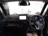 開放的で周囲が広く見渡せる運転席は車両の感覚がつかみやすくて安心安全です♪雨の日も視界良好、油膜や汚れの付着を防止するウィンドウ撥水の施工も承ります♪フロントガラスだけでなく、全ガラスに施工可能です☆