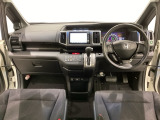 車内は光触媒抗菌消臭施工済です。インパネ周りはスタイリッシュなデザインです。グローブボックスやカップホルダーのほかにトレーなどたくさんの収納スペースが付いています。