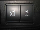 両側電動オートスライドドア付き!!運転席のスイッチでも開閉可能です♪重い荷物を持っている時や、雨の日に重宝します!小さいお子様がいても巻き込み防止機能や手動のみに切替も出来ますので安心です♪