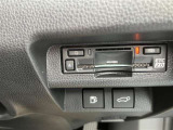 高速道路で便利な【ETC2.0】を装備しています。光ビーコン搭載で渋滞情報などナビゲーションと連動することで機能も充実いたします。他、観光施設に立ち寄るための高速料金割引サービス等もございます。