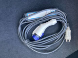 付属の充電ケーブルもございます。
