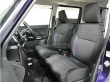 運転席と助手席は足元が繋がっているので自由に行き来しやすいので駐車場が狭いときでも助手席側からスムーズに乗り降りできて便利!