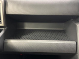助手席側のインパネトレイは大きくてボックスティッシュも置けます!