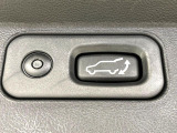 【パワーバックドア】スマートキーや運転席のボタンを押すだけでリアゲートが自動で開閉します!荷物を持っている時や、高い位置にあるバックドアを閉める際に便利な機能です♪