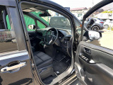 【運転席】座り心地が良いシートなので長時間の運転でも快適にお過ごしいただけます。新品のフロアマットのご注文も可能です。掲載箇所以外にご希望の写真がございましたらお気軽にお問い合わせ下さい。