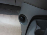 使いやすく安全な操作性と良好な視界を実現した運転席。
