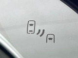 【ブラインドスポットモニター】走行中、ドアミラーの死角になりやすい箇所に後続車が接近するとサイドミラーのレンズに警告を表示!ドライバーに注意喚起をしてくれます。