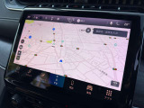 純正メモリーナビ対応の12.3インチUコネクトで運転中もナビが見やすいです。