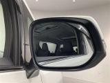 ブラインドスポットモニター(BSM)を装備しています。隣を走る車両が死角に入るとミラー内LEDインジケーターが点灯。さらに、ウィンカーを出すとインジケーターが光って点滅して注意を促してくれます。