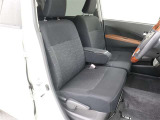 ベンチシートタイプなので、鞄等真ん中に置けるので、安心して運転出来ます。