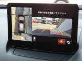360&deg;ビューモニターでは、両サイドとフロント、バックカメラの合成で、あたかも上空から見下ろした様に周囲を確認して頂けます。駐車場だけでなく、T字路等でも活躍のアイテムです!