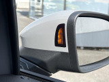 レーンチェンジアシストシステム。後方死角ゾーンの車両を検知することで、ミラー内側のインジケーターが点灯、安全な車線変更をサポート。