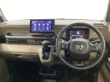 車内は光触媒抗菌消臭施工済です。インパネ周りはスタイリッシュなデザインで機能や装備も充実しています。グローブボックスやカップホルダーのほかにトレーなどたくさんの収納スペースが付いています。