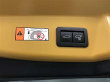 【パワーバックドア】スイッチひとつでバックドアを自動開閉。操作はスマートキー、運転席側インパネスイッチ部、バックドア下端部の各スイッチで行えます。