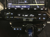 左右独立温度コントロールフルオートエアコンです。運転席、助手席それぞれで独立して温度設定ができます。冷え性の方が乗っても安心ですね♪