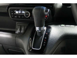 インパネシフトだから視線の移動も少なく足元もスッキリ♪運転席もゆったりしているのでゆとりを持ってドライブできますね!