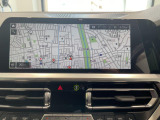 BMWのナビゲーションは操作性も良く、詳細な地図情報と交通状況を見やすく表示し、快適なドライビングをサポートしながら目的地までナビゲートします。