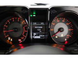 昼間でも夜間でもくっきり見やすい高質感メーター!