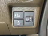 Hondaセンシング用の、路外逸脱抑制機能のオンオフスイッチとヘットライトリベライザーなどはハンドルの右側に装備しています。