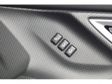 運転席のシートポジションを記憶させることができます。ボタンを押すと設定したポジションに電動で移動してくれます。