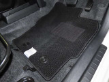 内装工程では、中古車を気持ちよくお乗りいただけるよう清掃しております。