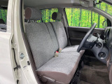 運転席まわりには十分なスペースがあり、大柄な方でもゆったり運転していただける環境です。