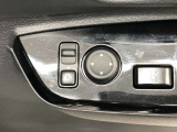 電動格納式ドアミラー付き。駐車場へ停めた時に、ボタン一つで左右のドアミラーをたたむ事ができます。