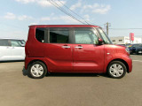 スライドドアですので、狭い駐車場での、乗り降りも、しやすく便利です。