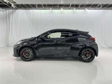 モータースポーツにて勝つためのデザインを追及。そのため、ベースはヤリスでも細部まで軽量化や機能性の強化が図られています。