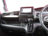 黒を基調とした内装。運転しやすいシフトノブになります。
