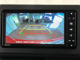【バックモニター】 駐車時に車両後方の様子を見ることができるので、運転の不安を軽くします。