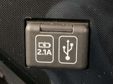 こちらのクルマはUSB接続コネクタも装備されています♪スマホの充電などにお使い下さい。ご旅行中での充電切れも、これなら心配いりませんね!
