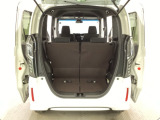 開口部も広く荷物の積み下ろしもしやすいお車となっております。シートの背もたれは5:5の割合で背もたれを可倒でき、前後のシートスライドもできるので荷室をひろげることができます。