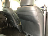 【座席シート】シート後側に便利な収納ポケットがあります。
