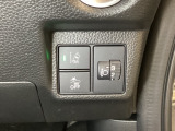 Hondaセンシング用の、ヘットライトリベライザーと路外逸脱抑制機能のオンオフスイッチなどはハンドルの右側に装備しています。
