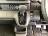 足元スッキリ、インパネシフトです。パーキングブレーキは電子制御パーキングブレーキタイプなので、運転席と助手席の間がスッキリしています。