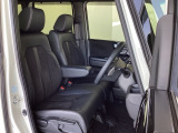 フロントシートはベンチシートです。ベンチシ―トは運転席と助手席の移動もスムーズ!狭い駐車場での乗り降りに便利です。シートの間にコンソールボックスやドリンクホルダーがないため、車内空間も広く感じます
