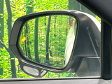 【ブラインドスポットモニター】走行中、ドアミラーの死角になりやすい箇所に後続車が接近するとサイドミラーのレンズに警告を表示!ドライバーに注意喚起をしてくれます。